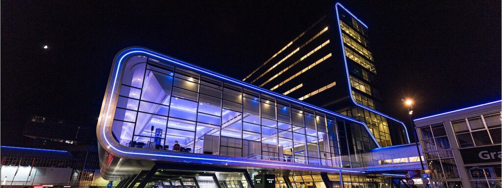 RAI gebouw Amsterdam vooraanzicht met contourverlichting blauw